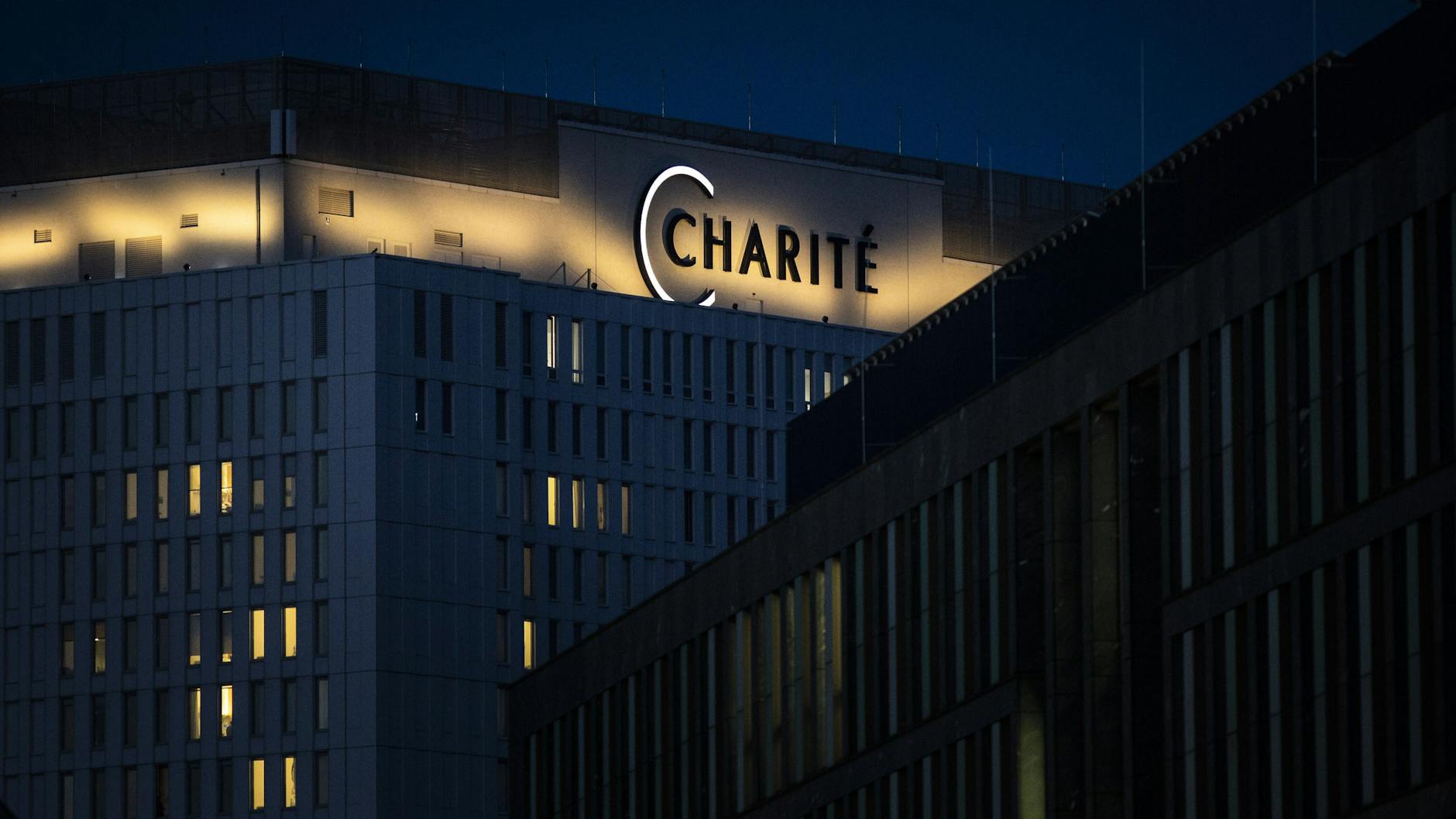 Beleuchtete Fenster im Bettenhochhaus der Berliner Charité.
