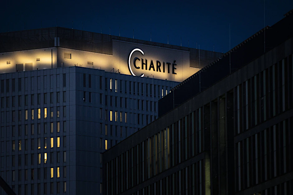 Beleuchtete Fenster im Bettenhochhaus der Berliner Charité.