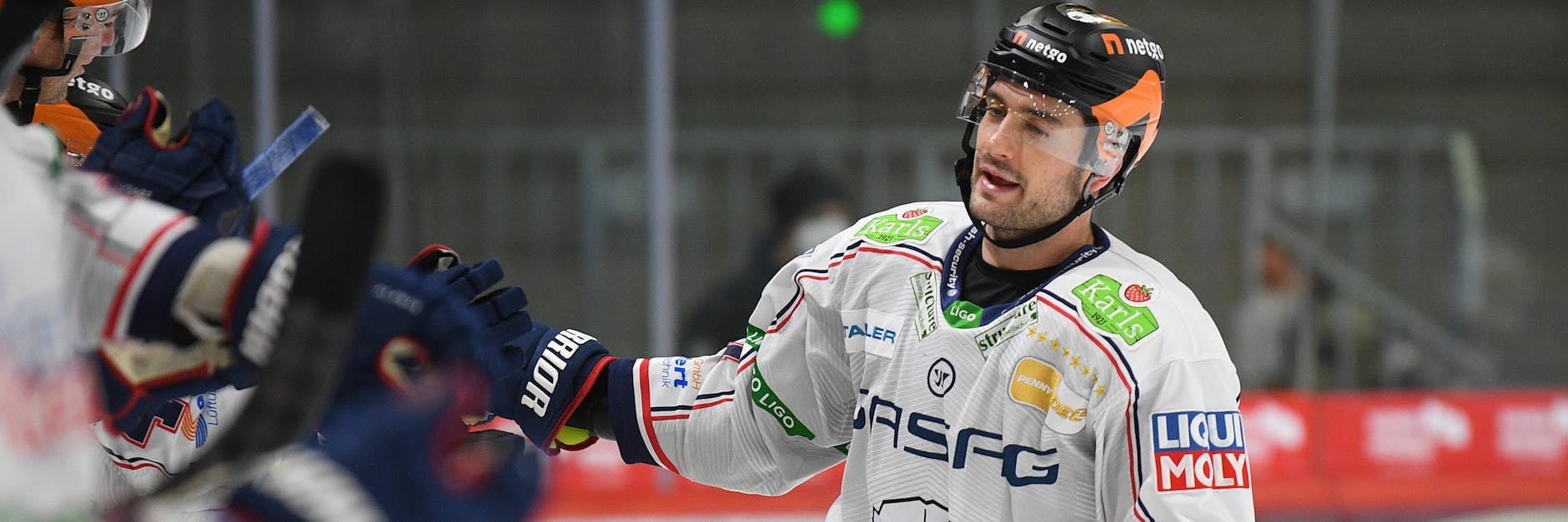 Eisbär Giovanni Fiore feiert beim 4:0-Sieg in Schwenningen eines seiner beiden Tore.