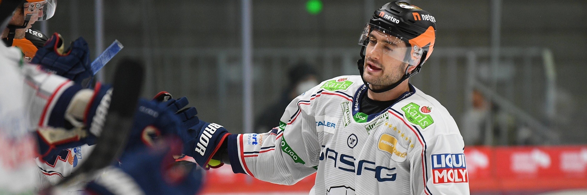 Eisbär Giovanni Fiore feiert beim 4:0-Sieg in Schwenningen eines seiner beiden Tore.