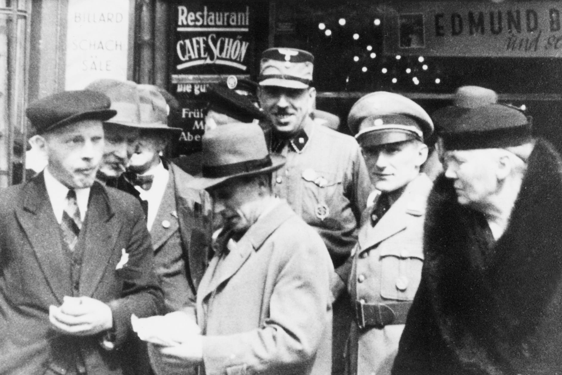 Personenkontrolle durch Gestapo und SA, Berlin, 1938. 