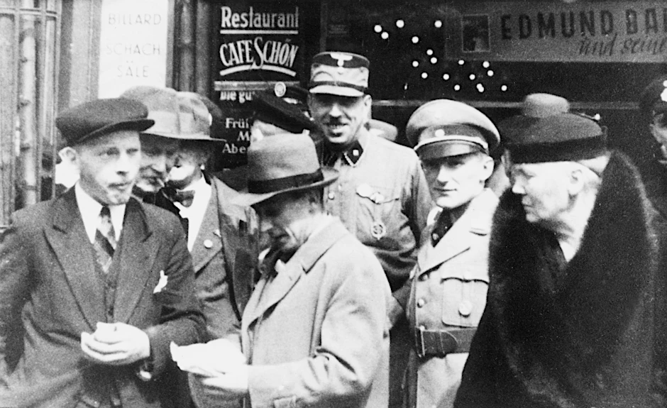 Personenkontrolle durch Gestapo und SA, Berlin, 1938.&nbsp;