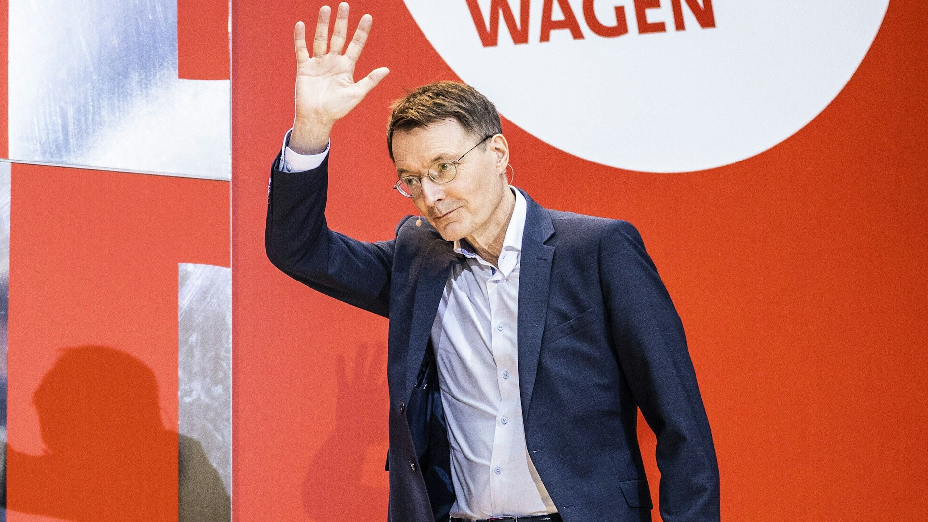 Karl Lauterbach (SPD) betritt bei seiner Vorstellung als designierter Bundesgesundheitsminister die Bühne im Berliner Willy-Brandt-Haus.