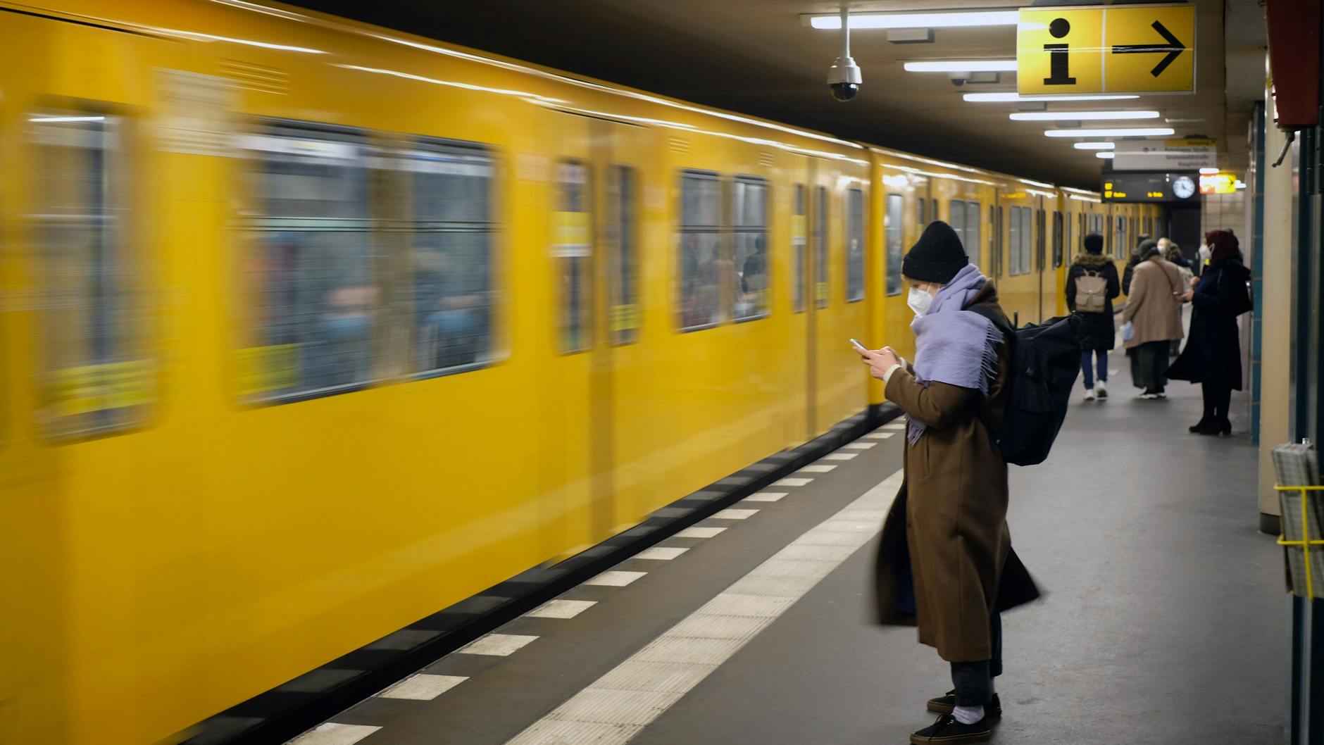 Wichtiger Verkehrsträger: Trotz Corona-Pandemie wird die BVG täglich im Durchschnitt für rund zwei Millionen Fahrten genutzt. Hier ein Zug der U-Bahn-Line U7 am Kleistpark.