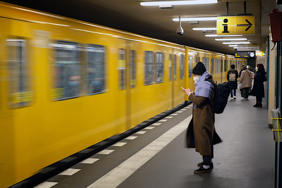 Wichtiger Verkehrsträger: Trotz Corona-Pandemie wird die BVG täglich im Durchschnitt für rund zwei Millionen Fahrten genutzt. Hier ein Zug der U-Bahn-Line U7 am Kleistpark.