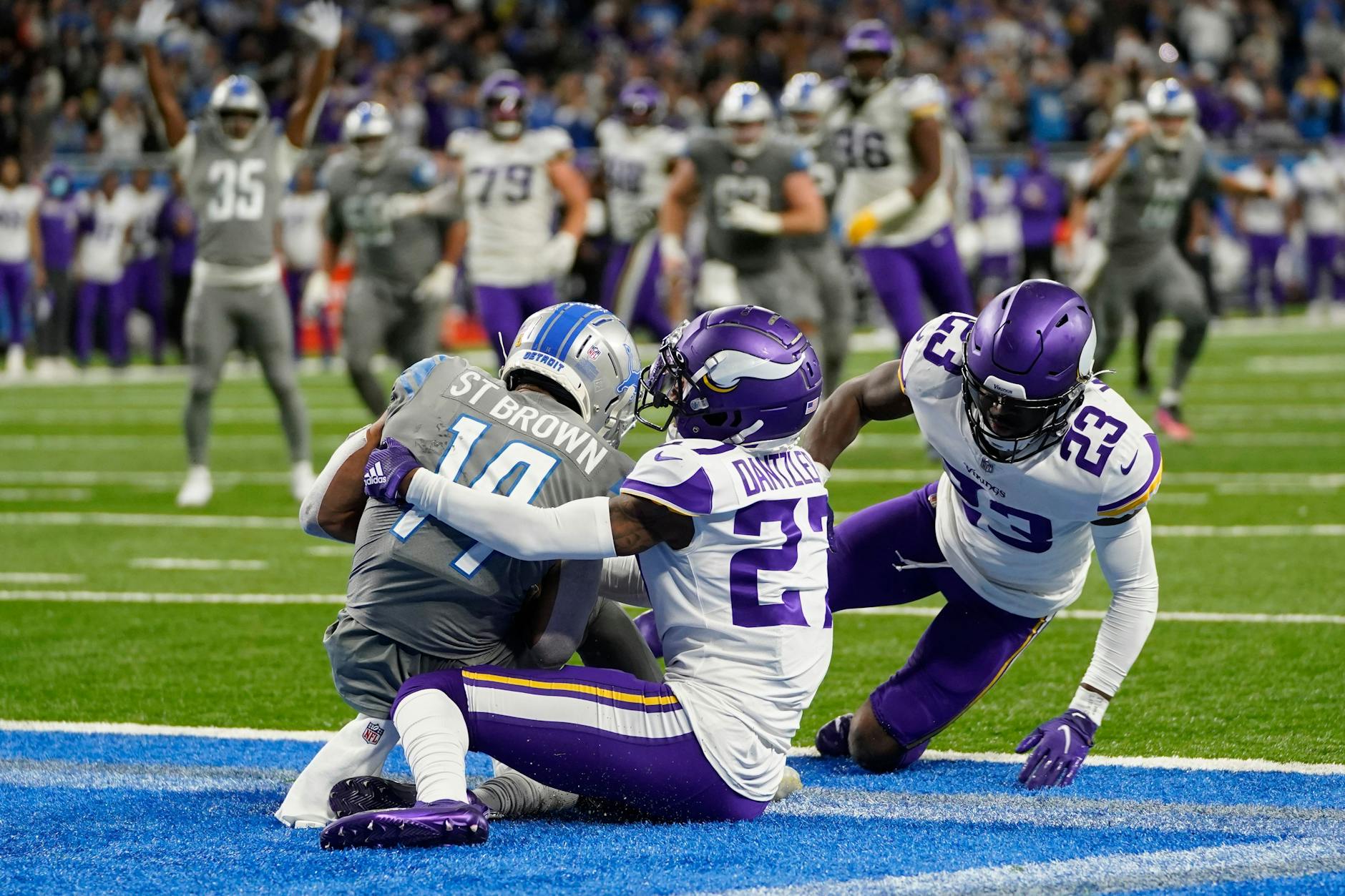 „Detroit Lions“-Wide-Receiver Amon-Ra St. Brown (l.) sicherte seinem Team durch seinen ersten Touchdown in der NFL den ersten Saisonsieg.