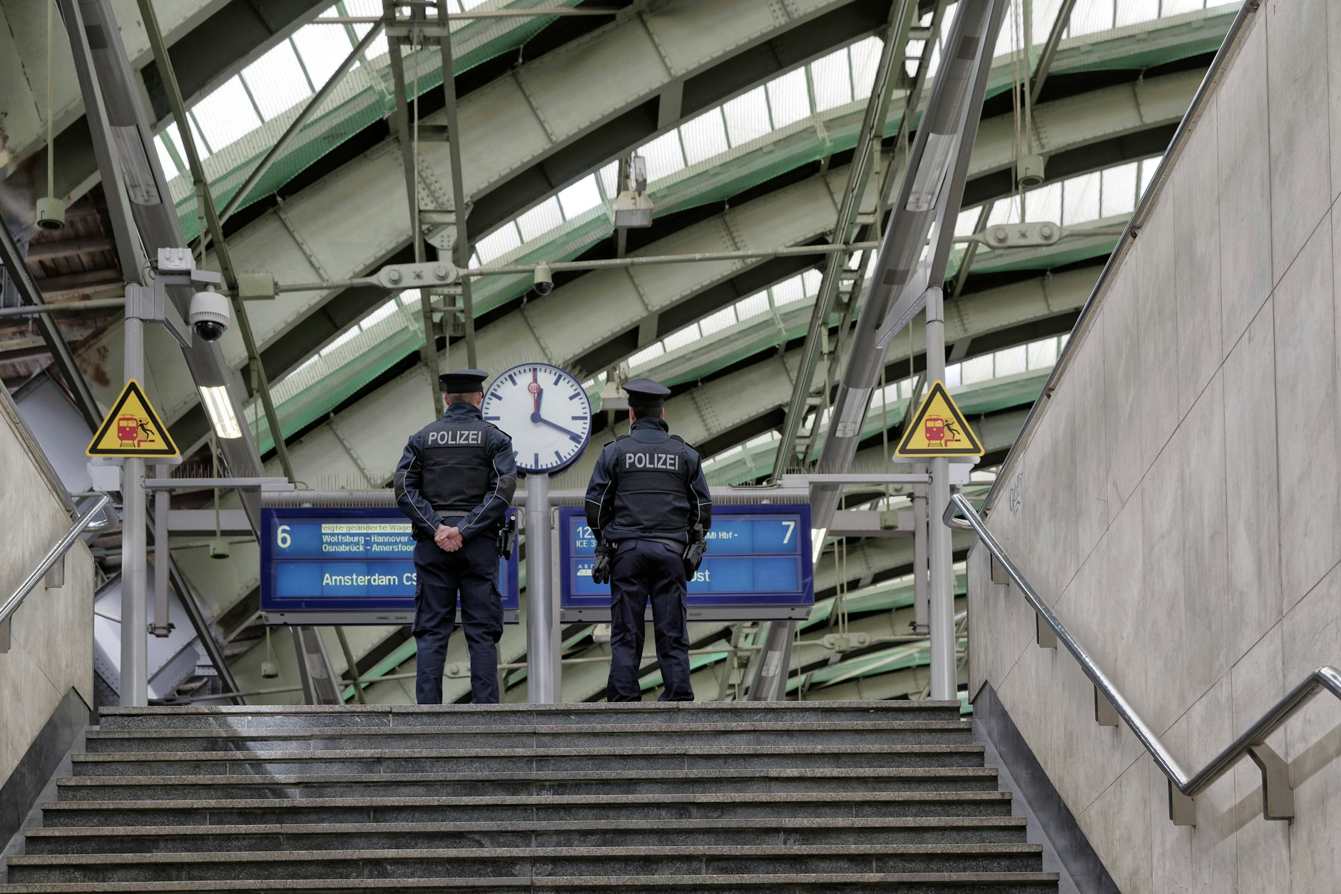 Bundespolizisten patrouillieren über die Bahnsteige im Berliner Ostbahnhof.&nbsp;