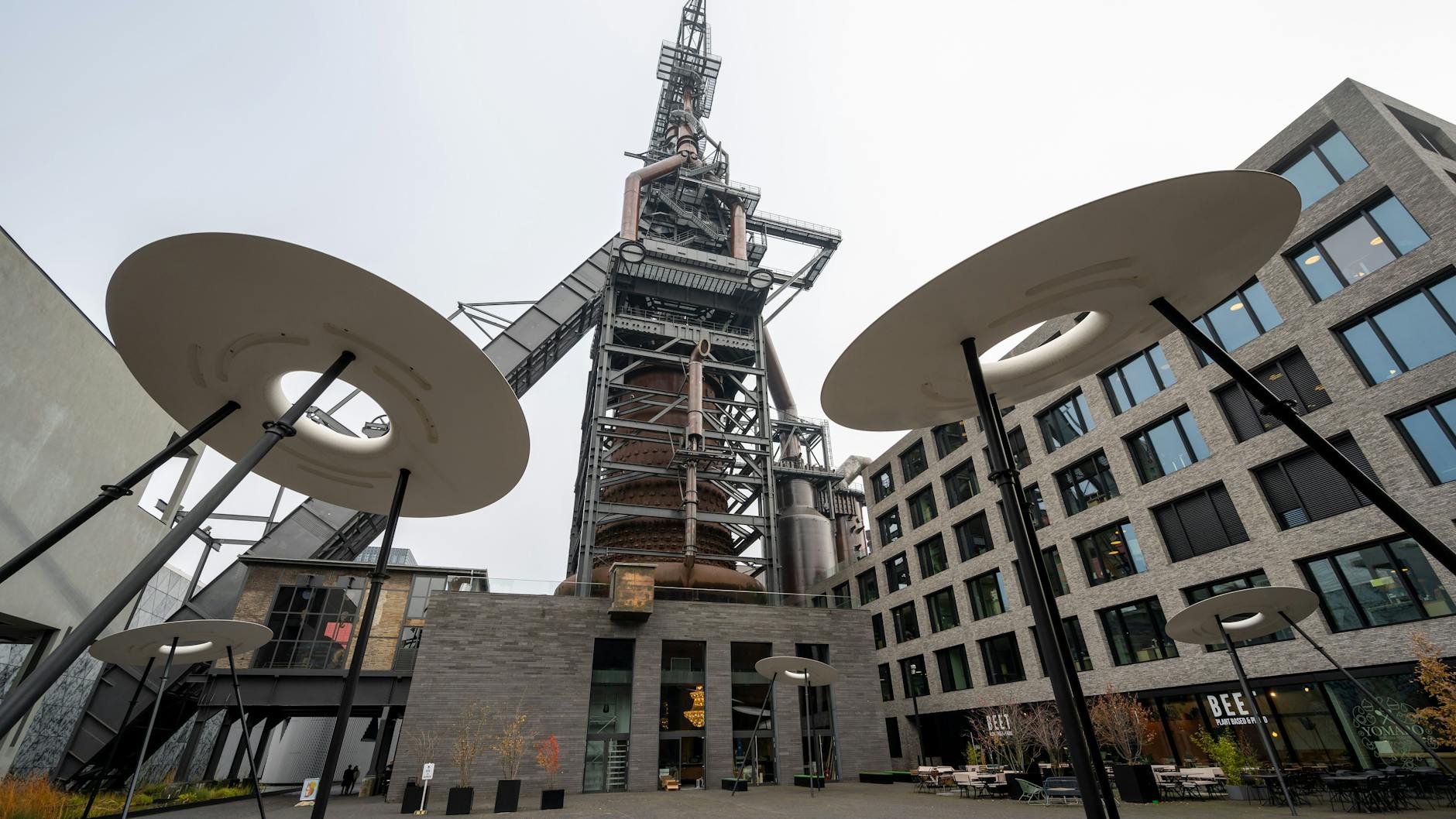In Esch am Fluss Alzette treffen ehemalige Industrieanlagen auf moderne Bauten.