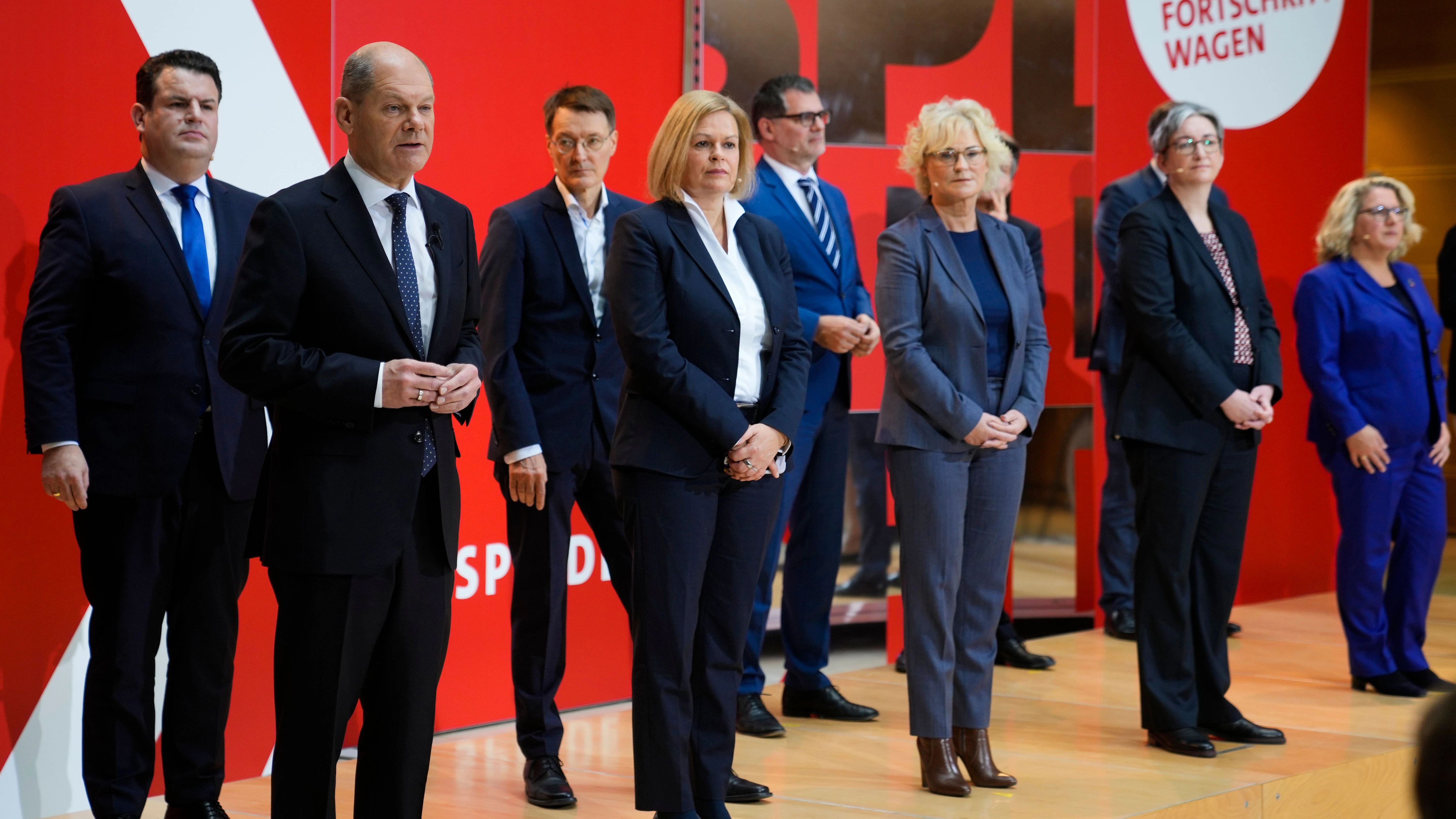 Olaf Scholz (2. von links) stellt die designierten Bundesministerinnen und Bundesminister der Sozialdemokraten vor.