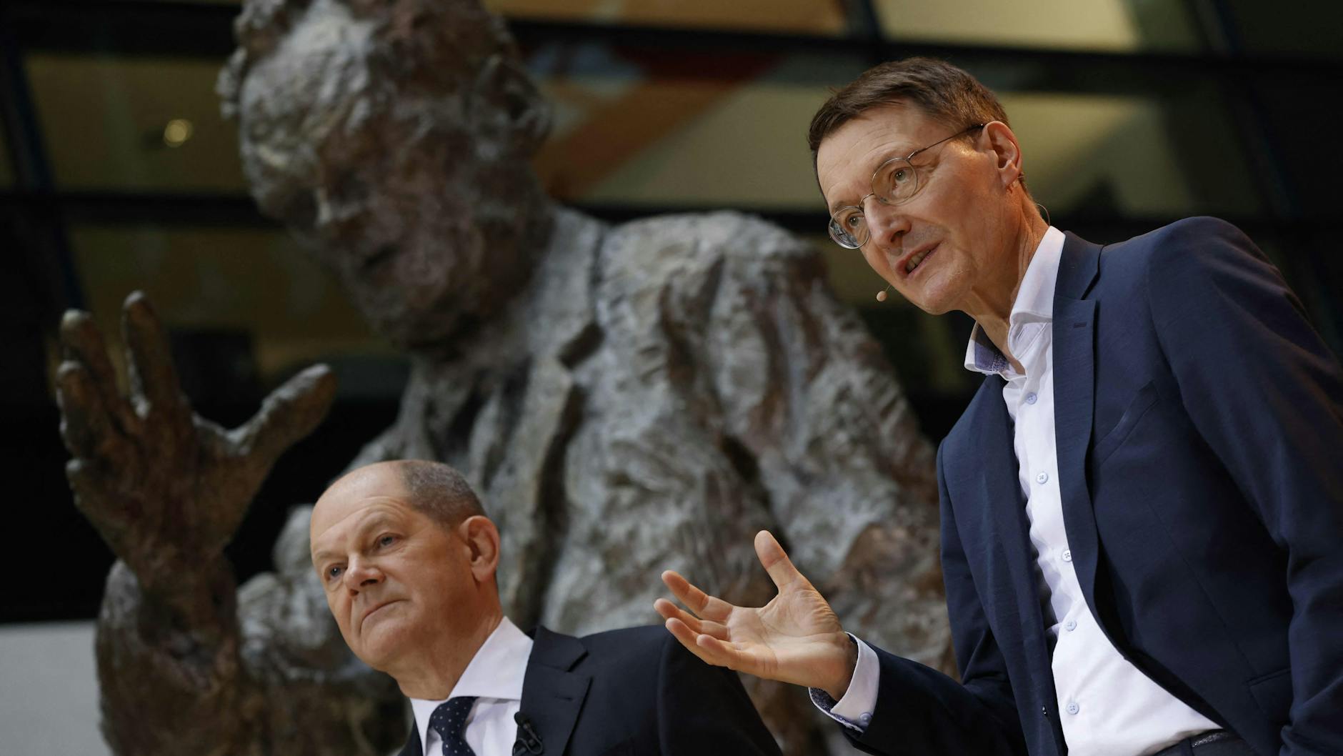 Dass Olaf Scholz (l.) ausgerechnet Karl Lauterbach zum Gesundheitsminister macht, war einerseits abzusehen. Andererseits spaltet wohl kein anderer Posten Deutschland so sehr wie diese Besetzung.