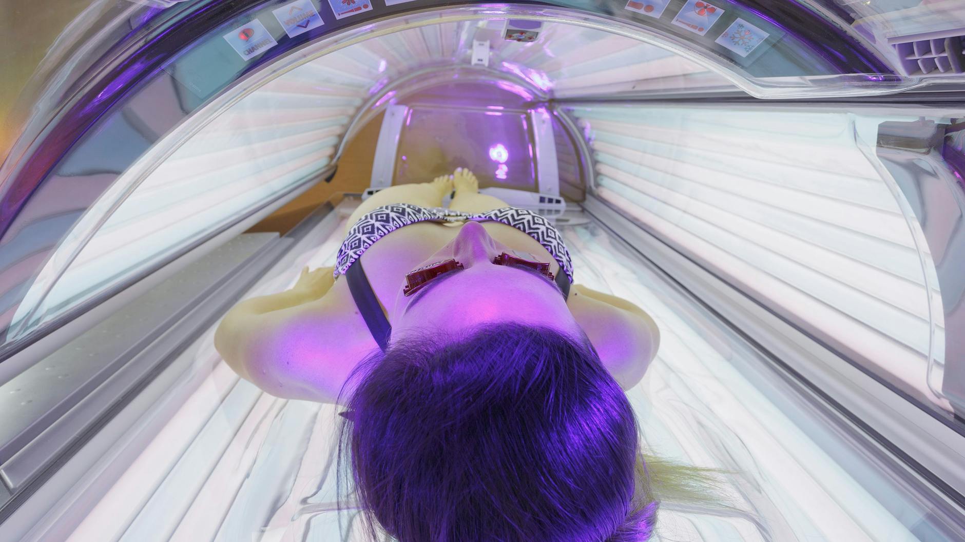 Nicht harmloser als die echte Sonne: Auch die künstliche Strahlung auf der Sonnenbank ist mit Vorsicht zu genießen. 