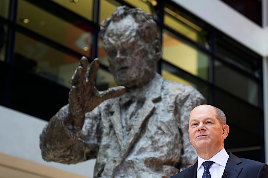 Der künftige Kanzler Olaf Scholz vor der Statue des früheren Kanzlers Willy Brand im Foyer der SPD-Parteizentrale