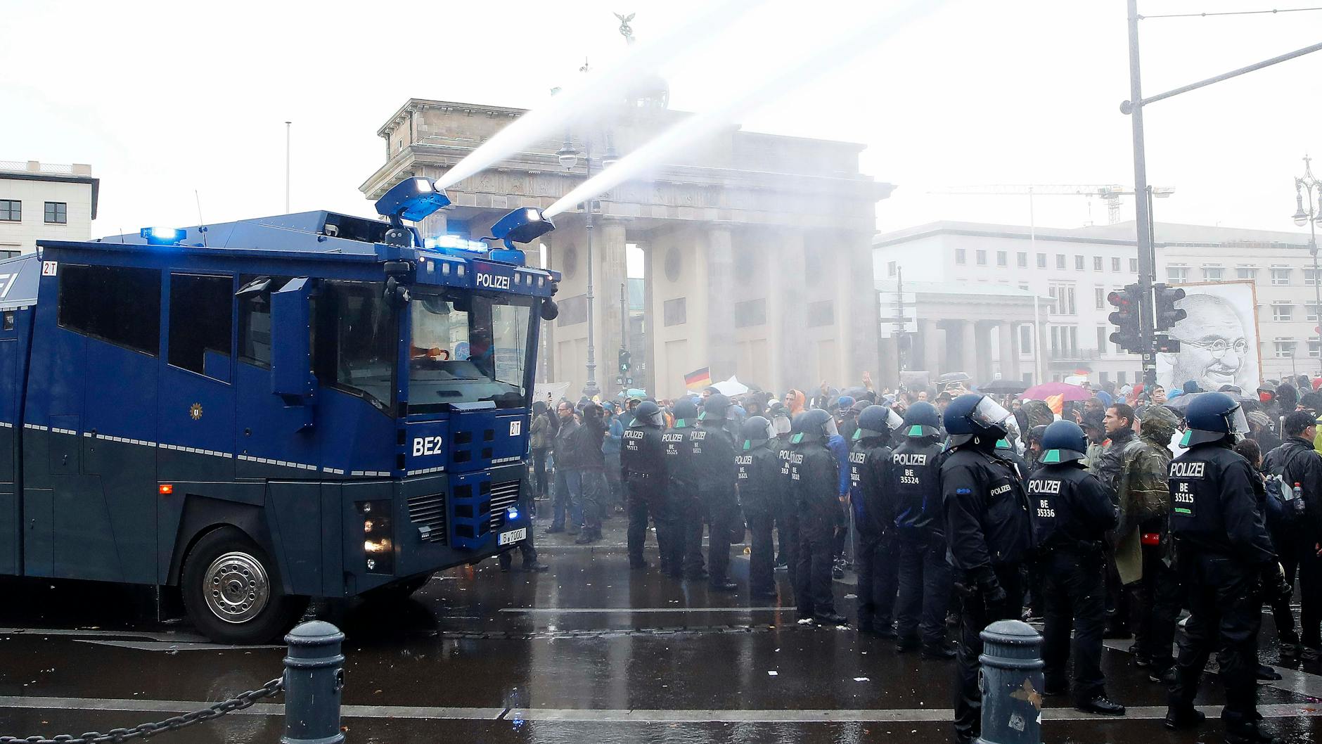 Polizisten im Einsatz gegen Gegner der Corona-Maßnahmen in Berlin.