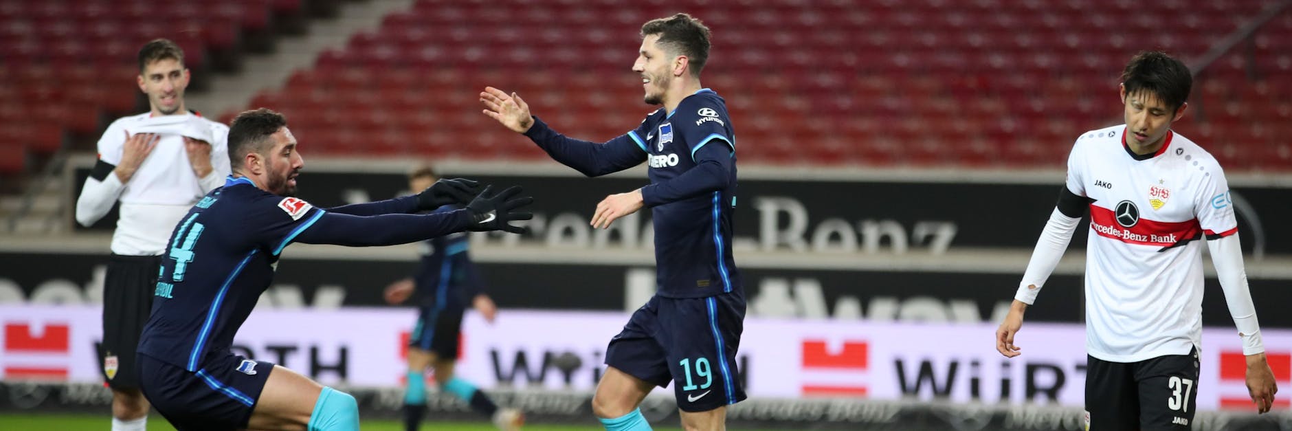 Zusammen ist man weniger allein: Herthas Angreifer Ishak Belfodil (l.) und Stevan Jovetic harmonierten beim 2:2 in Stuttgart prächtig. 