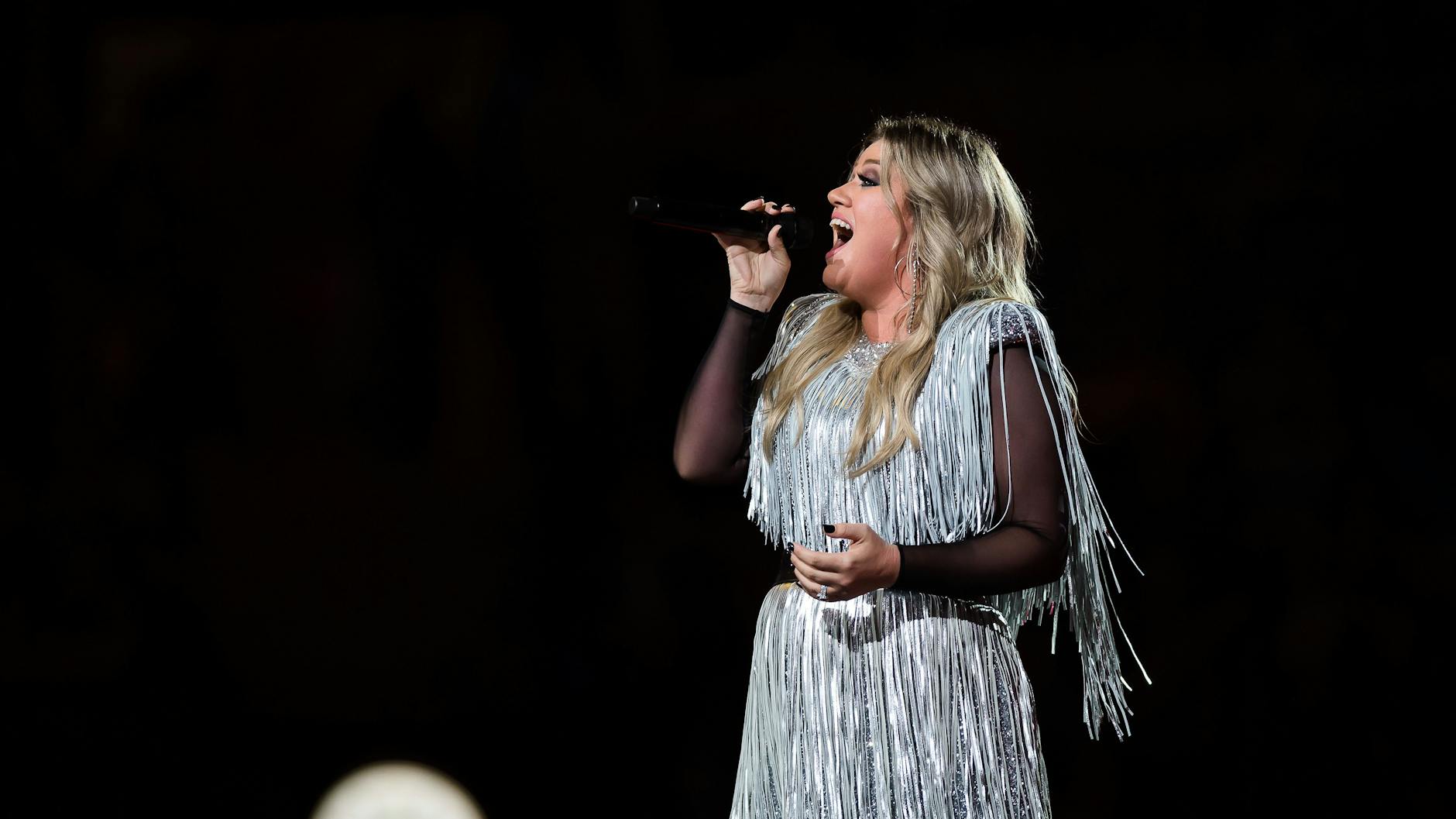 Stimmgewaltig und der Königin der Weihnachtssongs Mariah Carey auf den Fersen: US-Sängerin Kelly Clarkson geht mit der Platte „When Christmas Comes Around...“ an den Start.