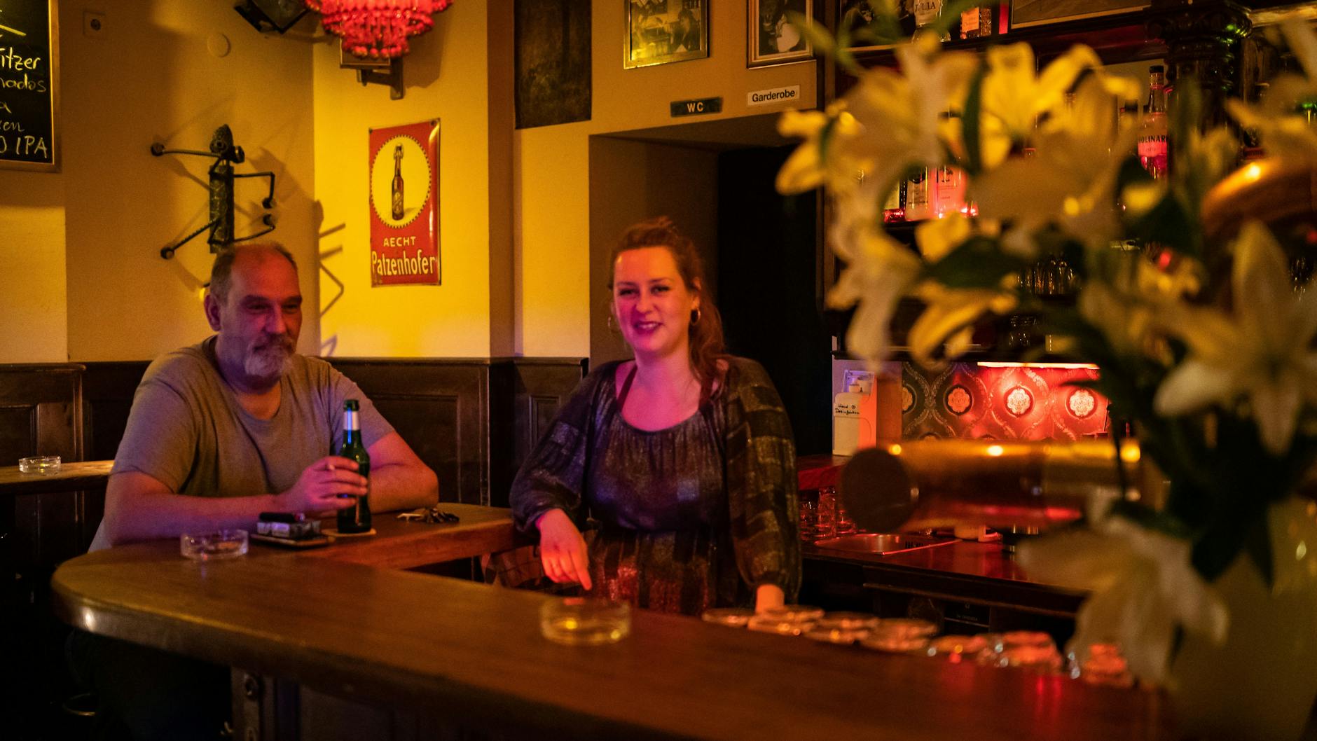 Stehen an der Bar ist künftig in Berlin verboten. So besagen es die neuen Corona-Regeln.