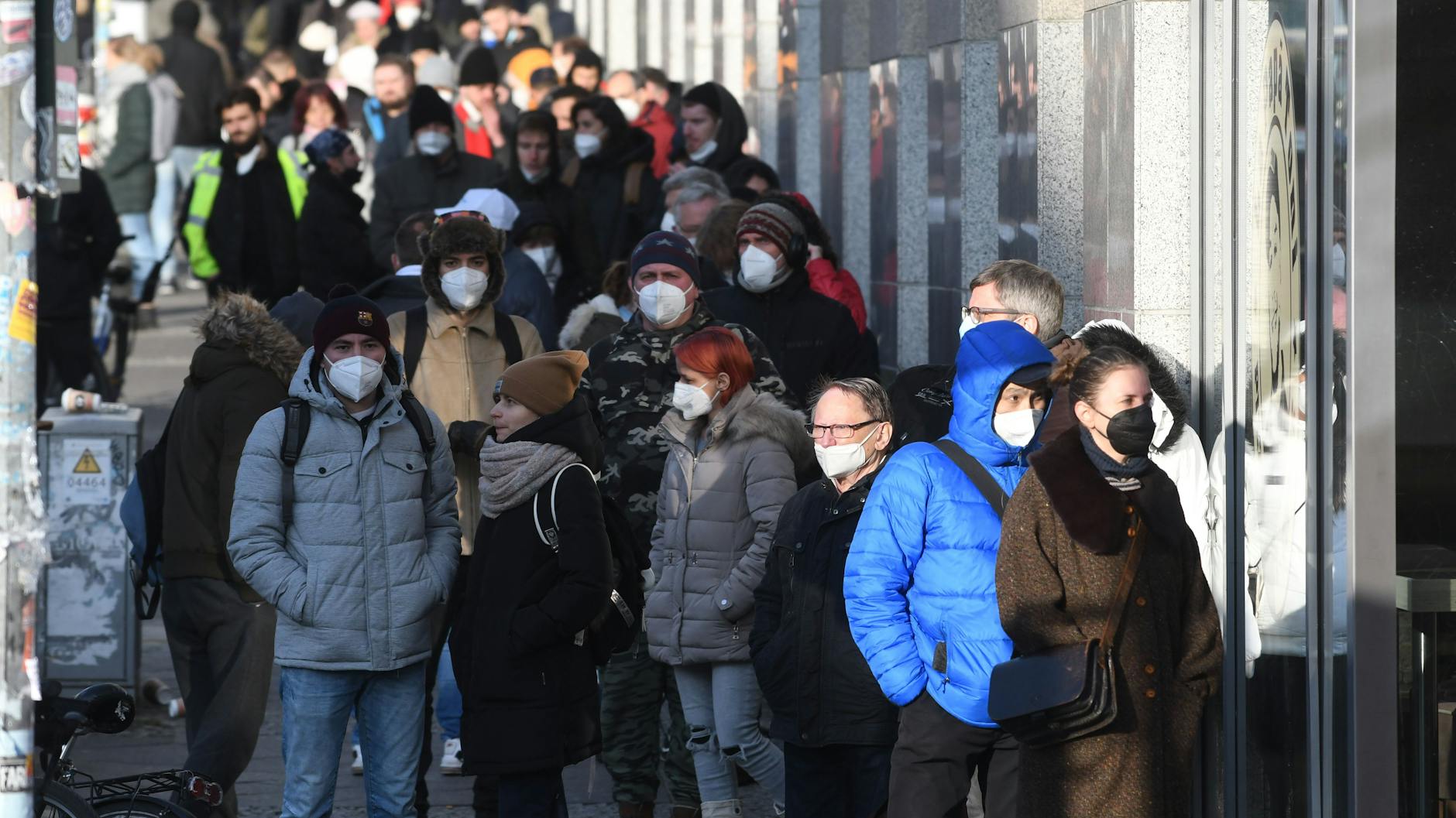 Lange Schlangen an den Berliner Impf-Stationen: Wie hier am Ringcenter lassen sich gerade vieler Berliner gegen Corona impfen.