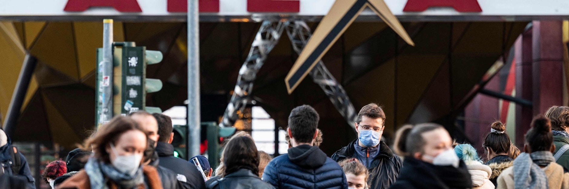 Weihnachtseinkäufe im Alexa: Viele Berliner tragen hier selbst auf der Straße Maske.