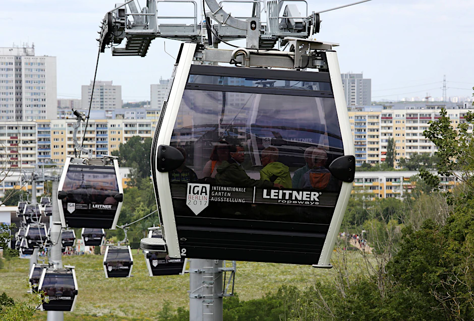 Seit 2017 verbindet sie den heutigen U-Bahnhof Kienberg mit den Gärten der Welt. Die anderthalb&nbsp; Kilometer lange Seilbahn im Bezirk Marzahn-Hellersdorf ist die einzige Strecke dieser Art in Berlin.