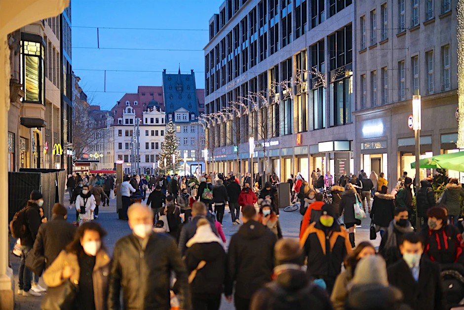Blick in die Fußgängerzone innerhalb des Innenstadt-Rings Petersstraße in Leipzig. In Sachsen ist die Corona-Inzidenz zwar gesunken – es gibt aber erhebliche Zweifel an den Zahlen.