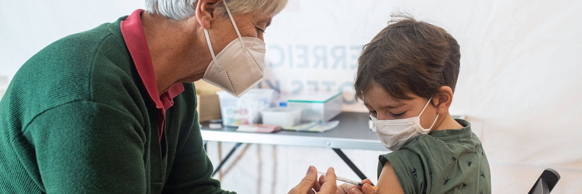 Hier wird ein kleines Kind in Österreich geimpft.