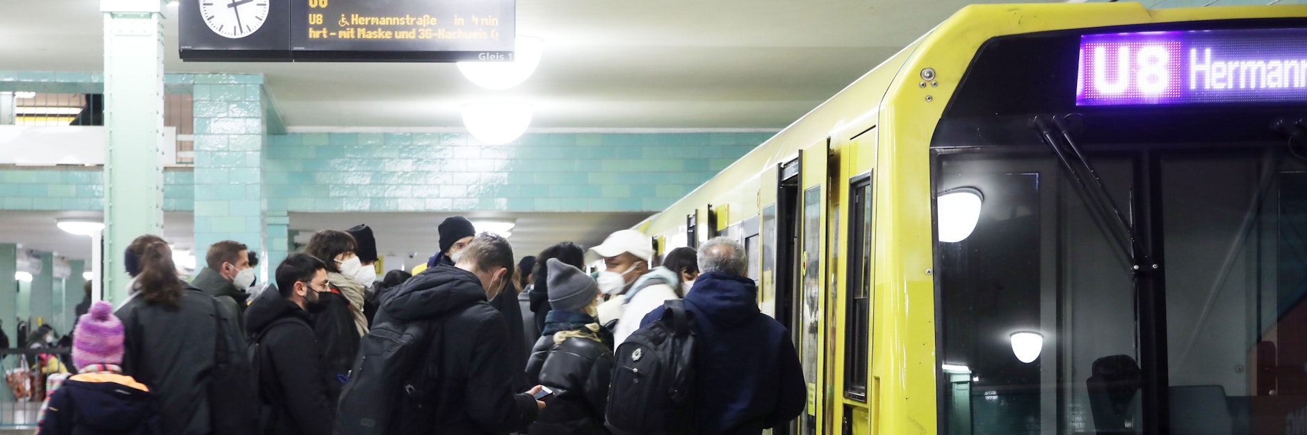 Volle Züge bei der U8 auf dem Bahnhof Alexanderplatz. Weil Zugführer sich krank gemeldet haben, fallen Bahnen bei BVG und S-Bahn aus.