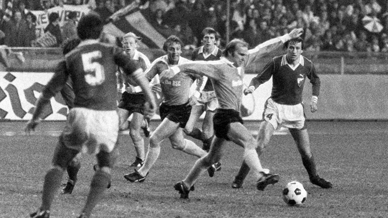 Herthas Ete Beer (r, vorn) im heimischen Olympiastadion im Halbfinal-Rückspiel im UEFA-Cup gegen die Elf von Roter Stern Belgrad. 