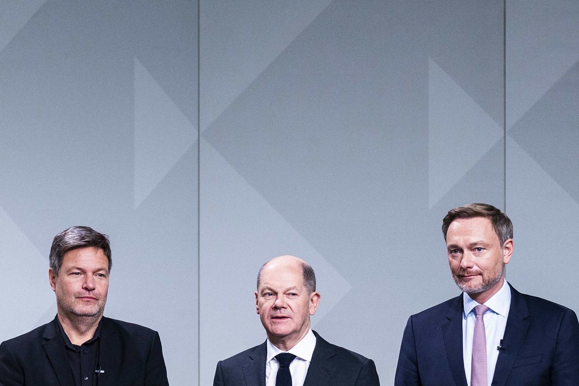 Robert Habeck, designierter Bundesminister für Wirtschaft und Klimaschutz und Vizekanzler, Olaf Scholz, designierter Bundeskanzler, und Christian Lindner, designierter Bundesminister der Finanzen (v. l.), bei der Unterzeichnung des Koalitionsvertrages. Bei der anschließenden Pressekonferenz war irgendwie die Luft raus. 