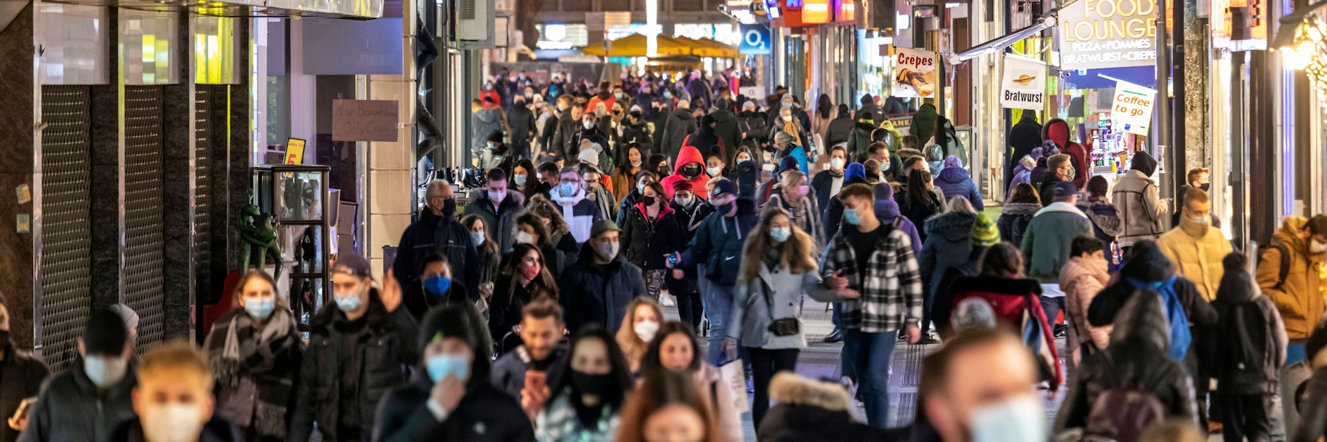 Weihnachts-Shopping in einer belebten Einkaufsstraße