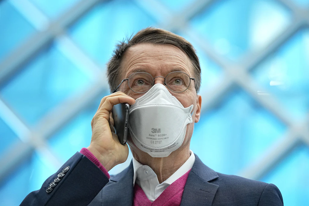 Bundestag streitet über Impfpflicht und Corona-Prämie