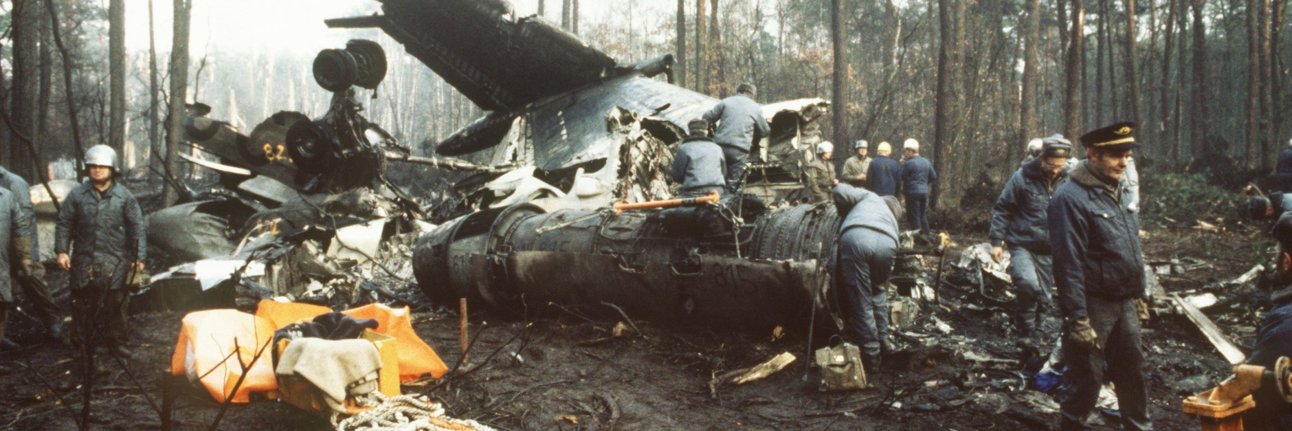 Die Rettungskräfte vor Ort: Die TU 134 zerschellte in einem Waldstück bei Bohnsdorf. 