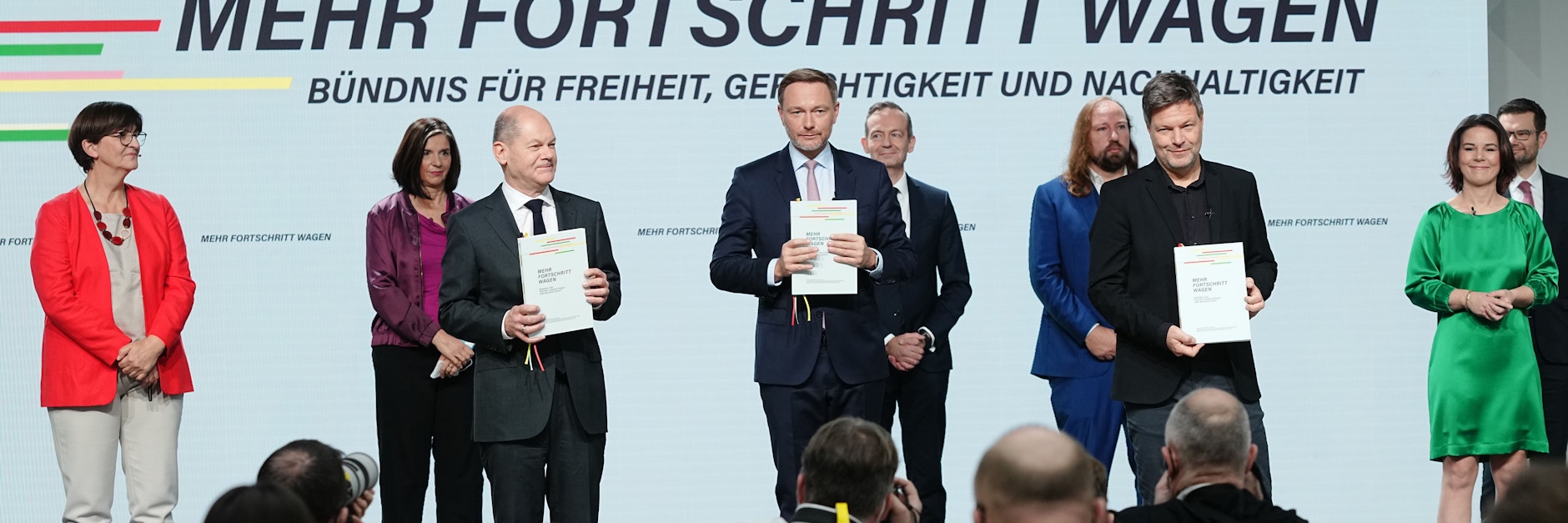 Guckt mal, wir haben unterschrieben: Olaf Scholz (3. v. l.) und die Spitzen von SPD, Grünen und FDP mit dem Koalitionsvertrag. Einer im blauen Anzug lächelt nicht: Anton Hofreiter (Grüne), der als möglicher Minister von seiner Parteiführung ausgebootet worden war.