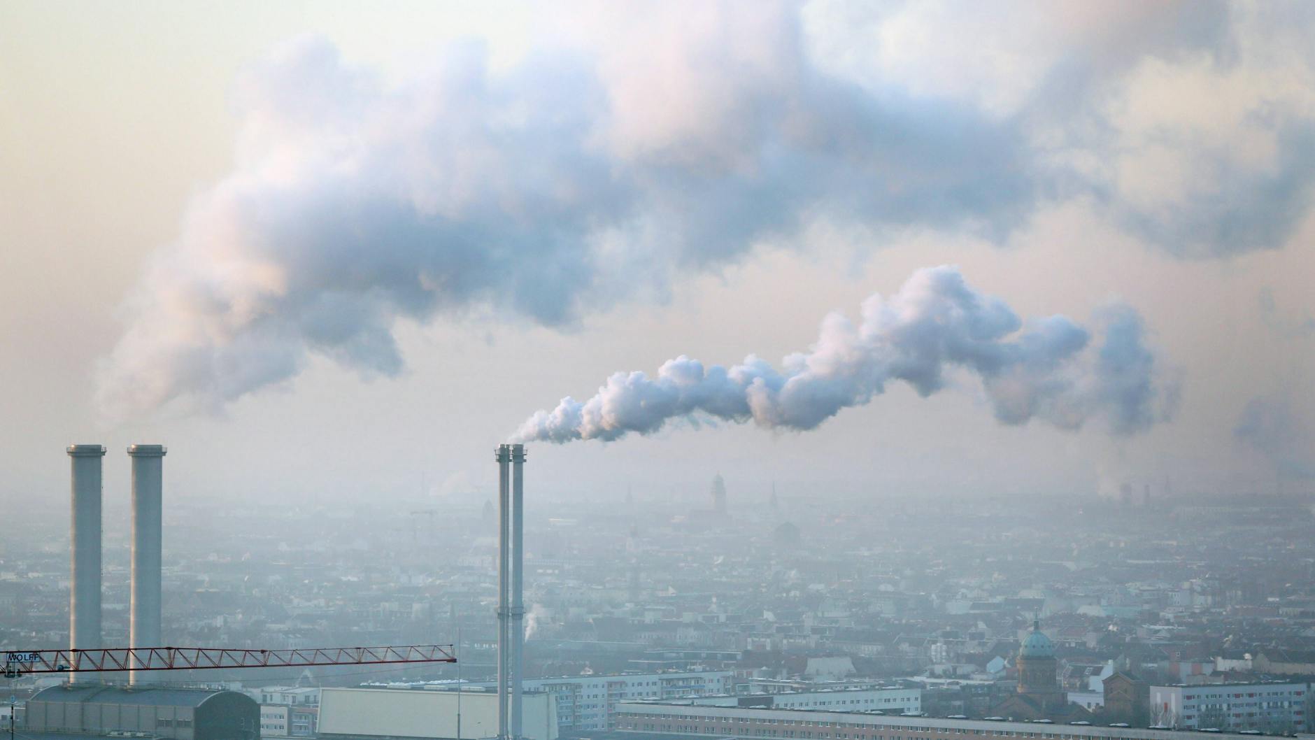 Rauchende Schornsteine des Heizkraftwerks Berlin-Mitte (Symbolbild)