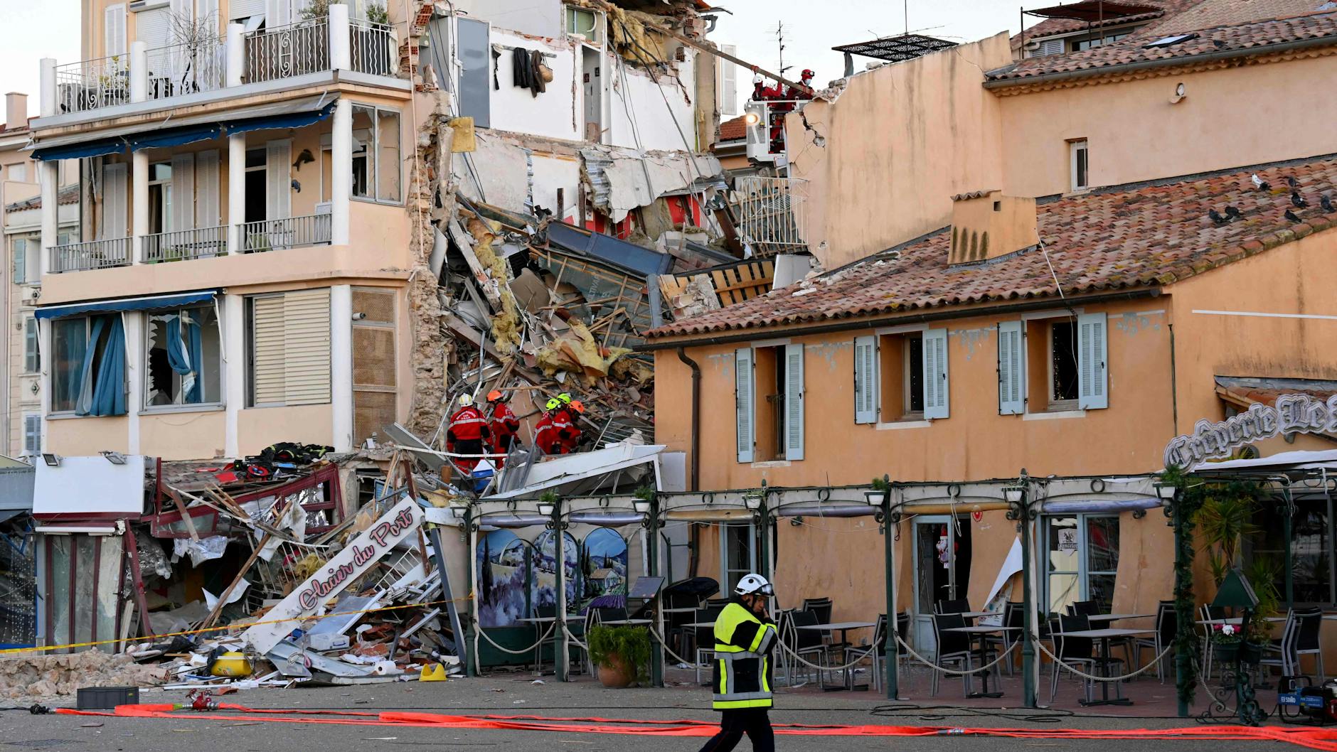 Frankreich: Rettungskräfte suchen in den Trümmern des eingestürzten Wohnhauses nach Überlebenden.