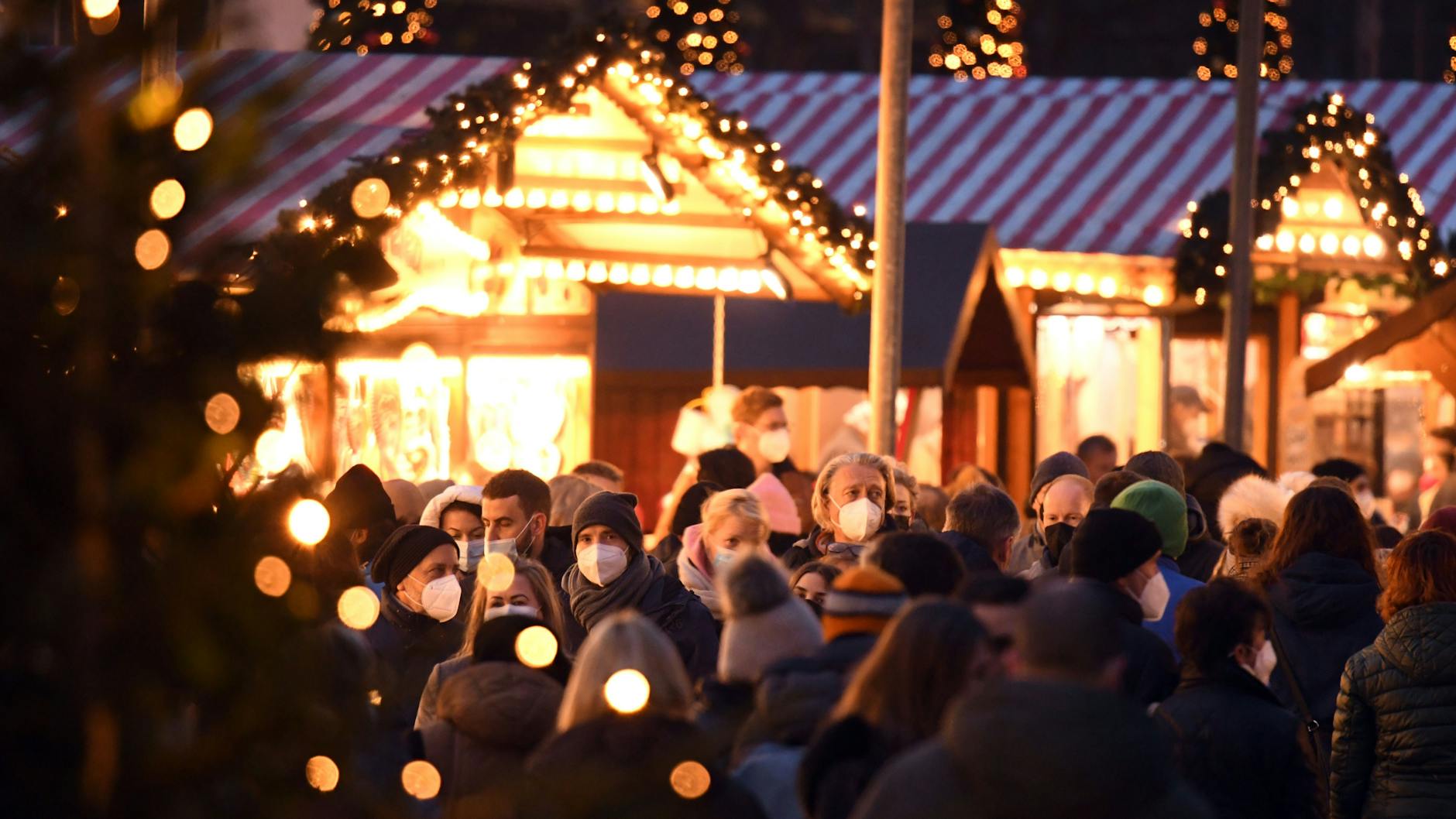 Auf dem Weihnachtsmarkt am Breitscheidplatz, zu dem nur Geimpfte und Genesene Zutritt haben, drängen sich die Menschen (Symbolbild).