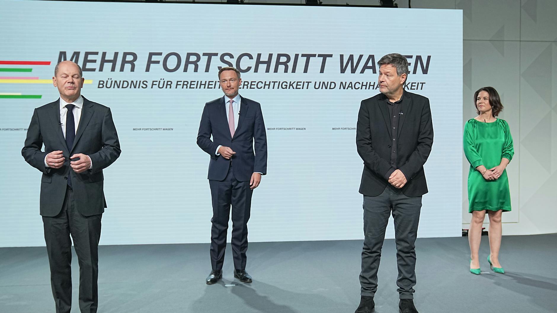 Olaf Scholz (SPD), Christian Lindner (FDP), Robert Habeck (Bündnis 90/Die Grünen), Annalena Baerbock (Bündnis 90/Die Grünen) bei der Unterzeichnung des Koalitionsvertrages von SPD, Grünen und FDP zur Bildung einer Bundesregierung