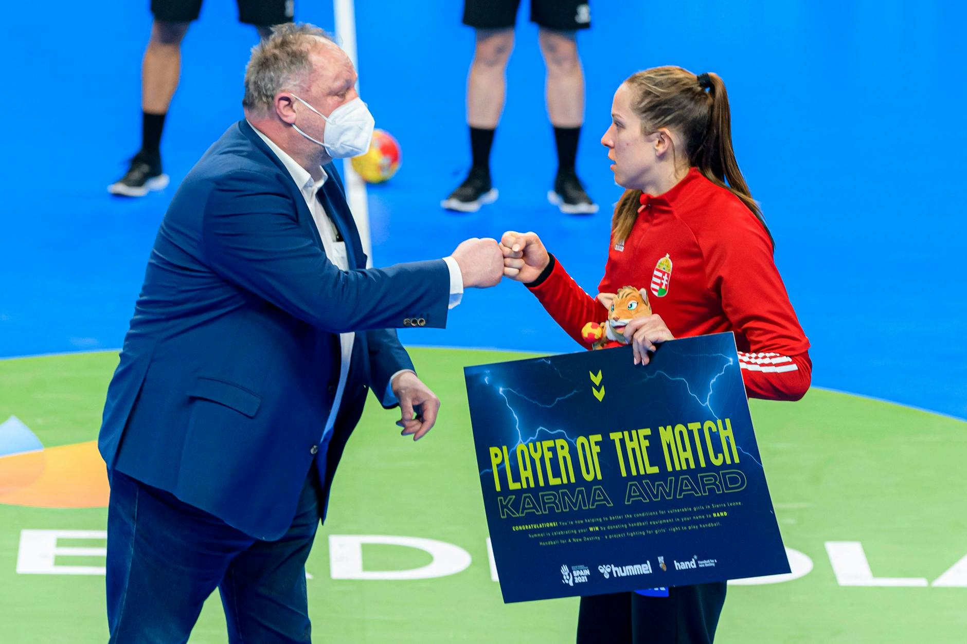 Beim Sieg der deutschen Handballerinnen zeichnete DHB-Präsident Andreas Michelmann (l.) Ungarns Blanka Biro zur besten Spielerin der Partie aus.