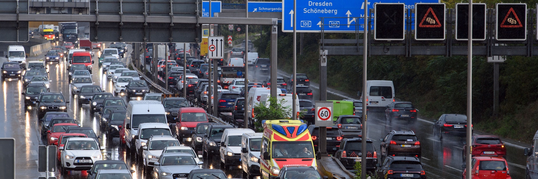 Der tägliche Stau im Berufsverkehr auf der Stadtautobahn.&nbsp;Der Berliner steckte in diesem Jahr 65 Stunden fest.