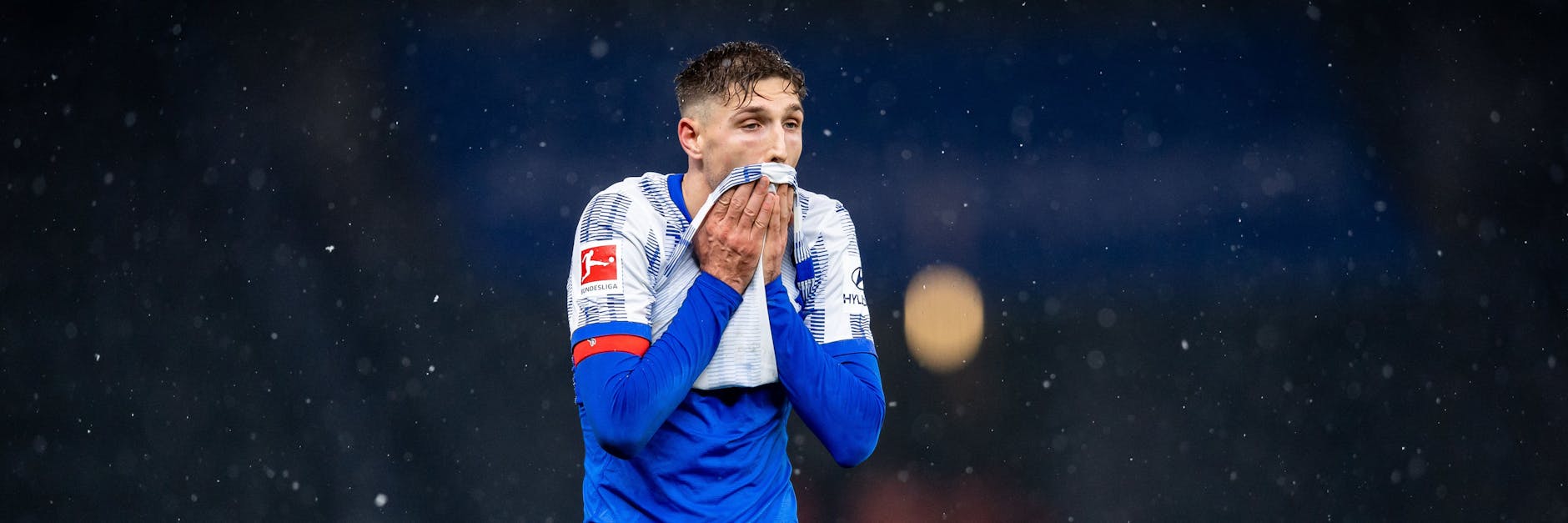 Herthas Vize-Kapitän Niklas Stark wurde von Trainer Tayfun Korkut aus der Startelf gestrichen und grübelt über seine Zukunft.