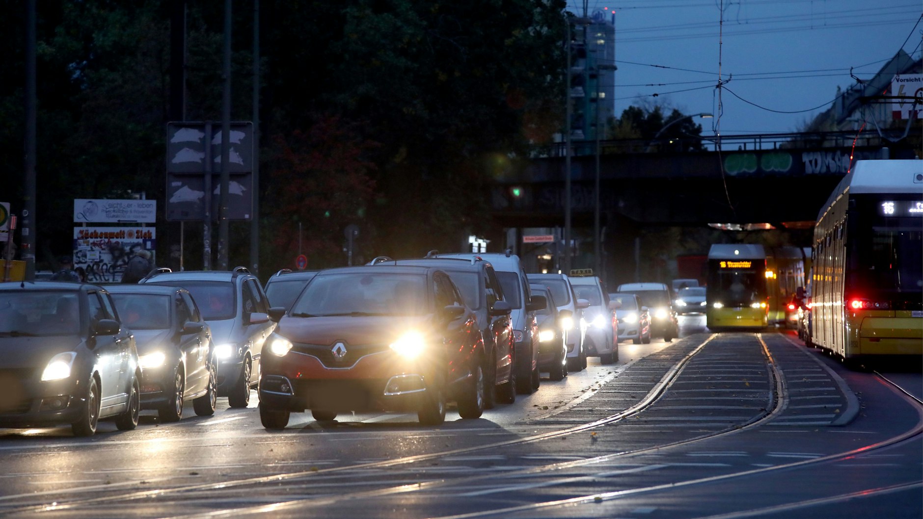 Im Oktober: Durch einen Rohrbruch an der Frankfurter Allee war die Straße ist gesperrt, es staute sich in der Kreuzungsgegend ab Gürtelstraße, weil über die Nebenstraßen ausgewichen wurde.