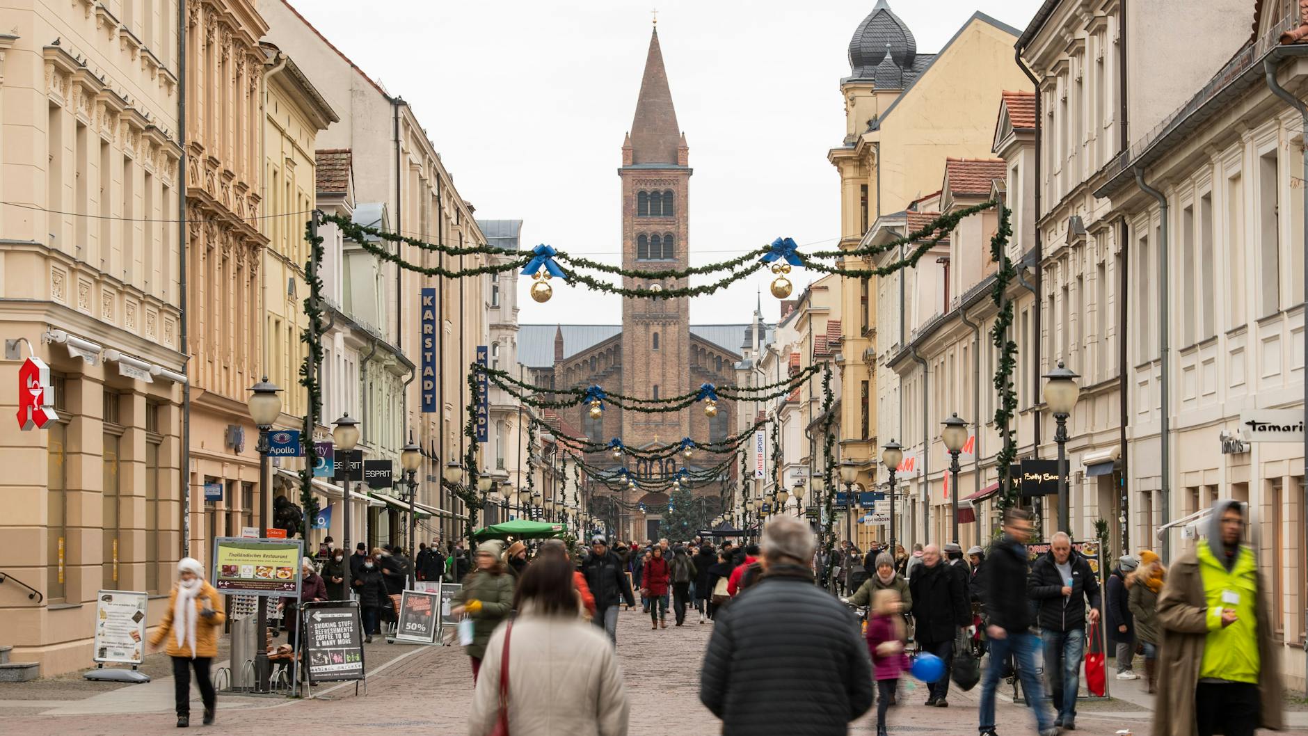 Potsdam: Menschen gehen durch die Fußgängerzone (Symbolbild). Brandenburg will die Corona-Regeln weiter verschärfen.