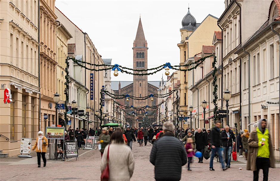 Potsdam: Menschen gehen durch die Fußgängerzone (Symbolbild). Brandenburg will die Corona-Regeln weiter verschärfen.