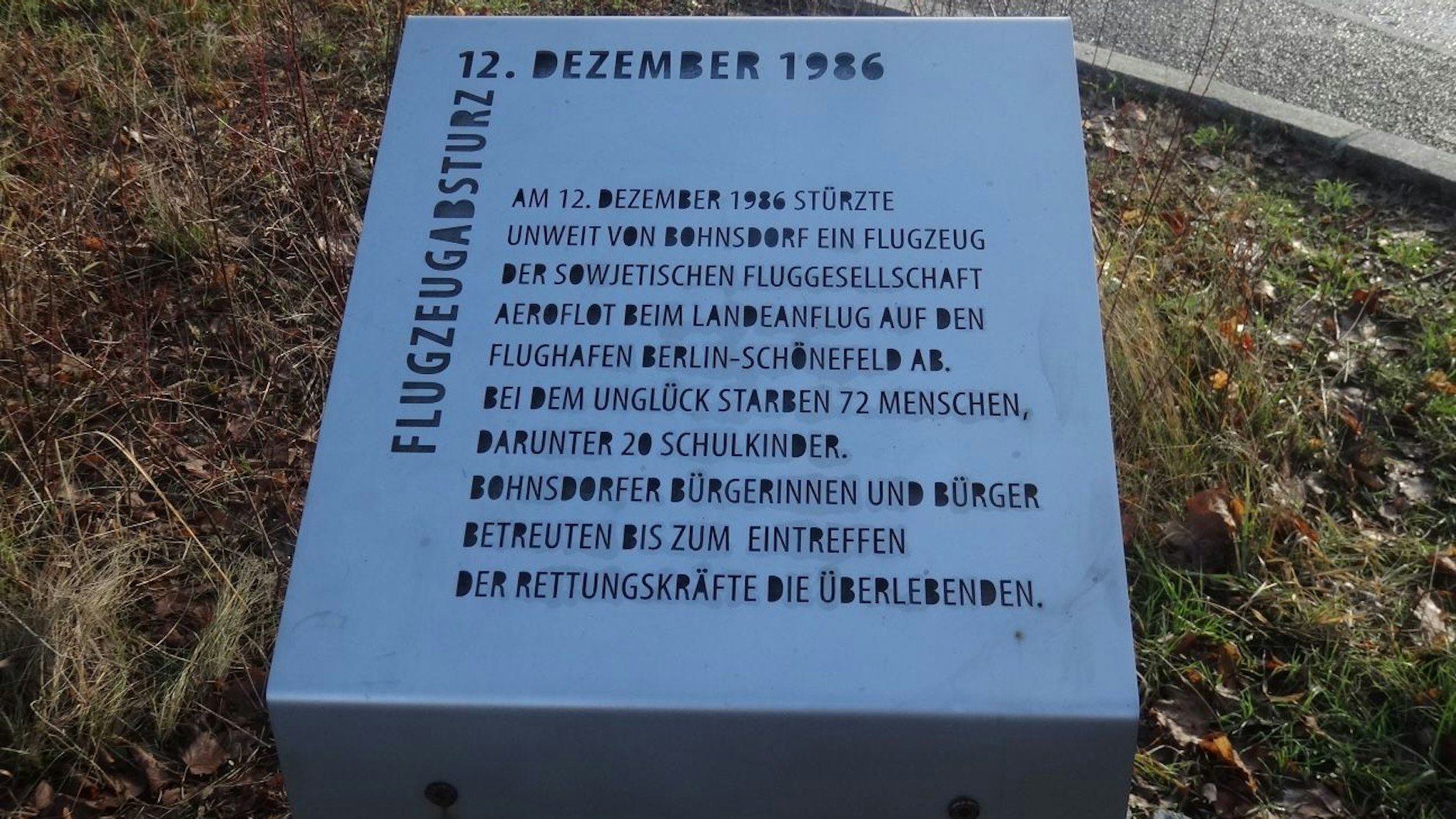 Der Gedenkstein erinnert an die 72 Toten des Flugzeugabsturzes. Am 12. Dezember wird hier des Unglücks vor 35 Jahren gedacht.