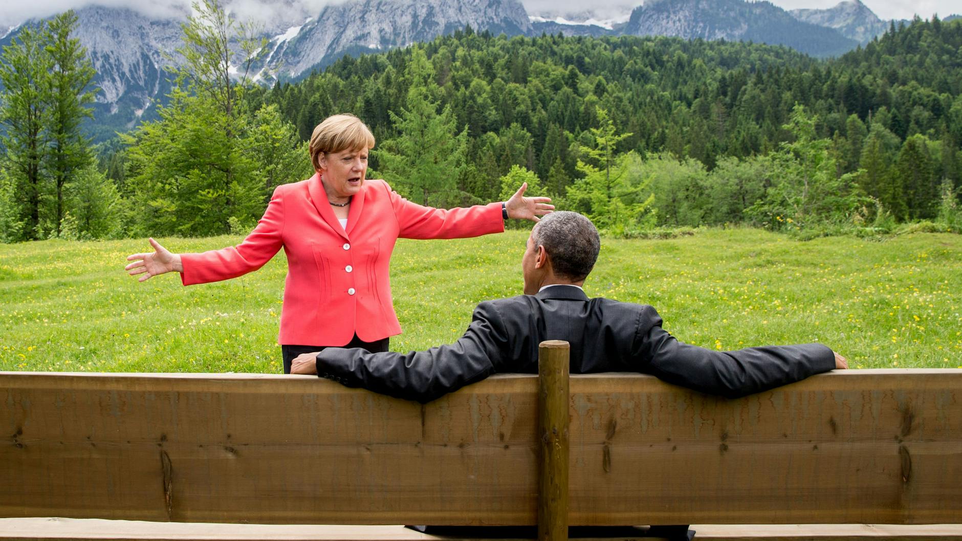 Juni 2015: Angela Merkel in einer Gesprächspause mit Barack Obama im Garten von Schloss Elmau, wo der G7 Gipfel ausgetragen wurde. 