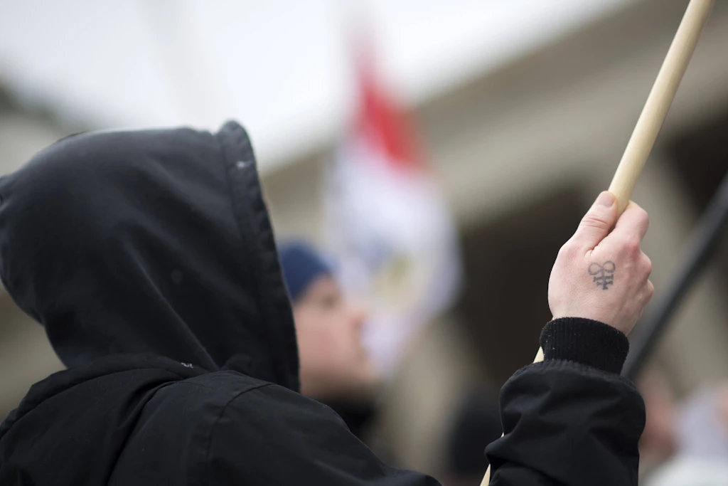 Nach rassistischer Stellenanzeige: Hunderte Nazis demonstrieren in Sebnitz