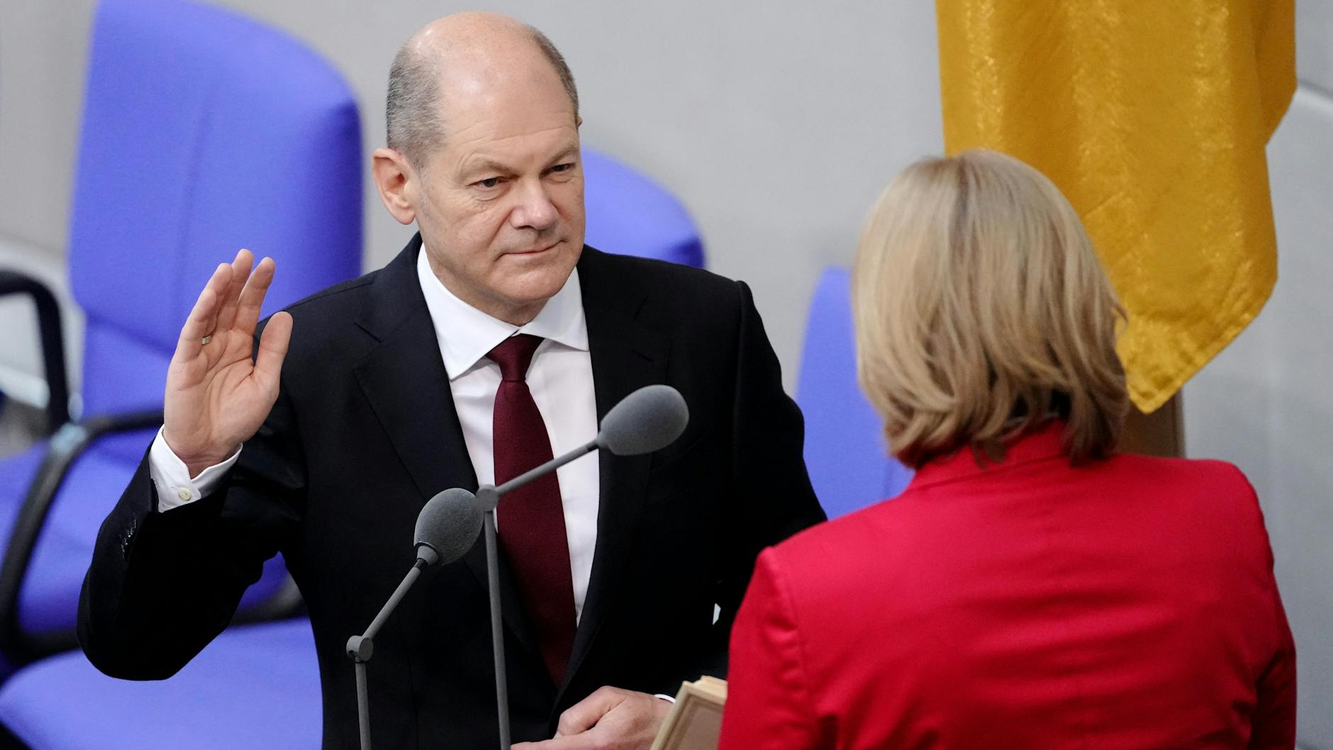 Der neue Bundeskanzler Olaf Scholz (SPD) legt im Bundestag vor Bundestagspräsidentin Bärbel Bas (SPD) den Amtseid ab.