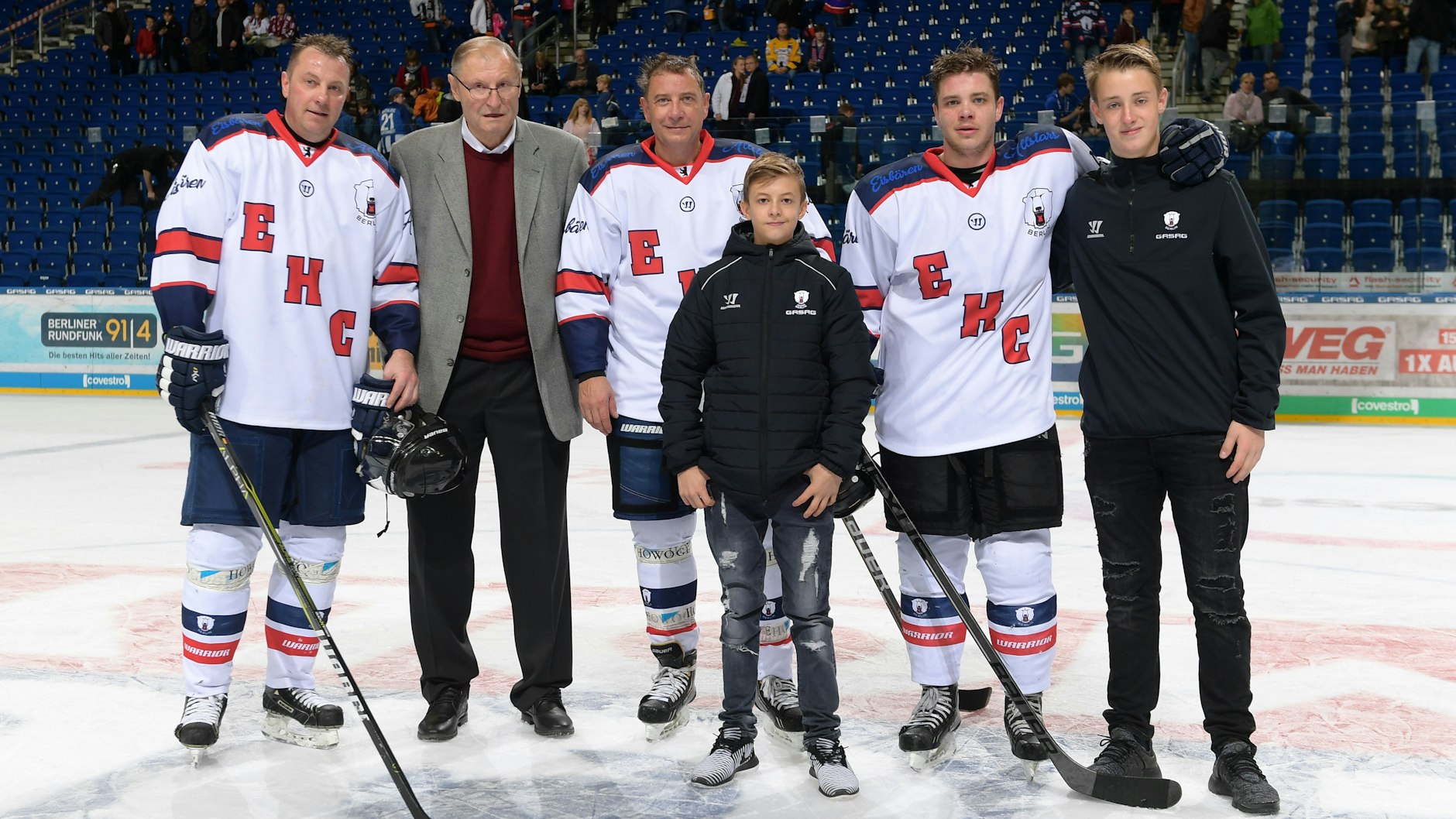 Die Ziesche-Familie im Oktober 2017: Steffen Ziesche, Dr. med. Jens-Joachim Ziesche, Jens Ziesche, Philip Ziesche, Markus Ziesche von dem Eisbären All Star-Team und Richard Ziesche nach dem Gazprom-Benefizspiel.