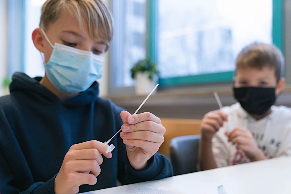 Zwei Schüler beim Coronatest im Klassenzimmer (Archivbild).&nbsp;