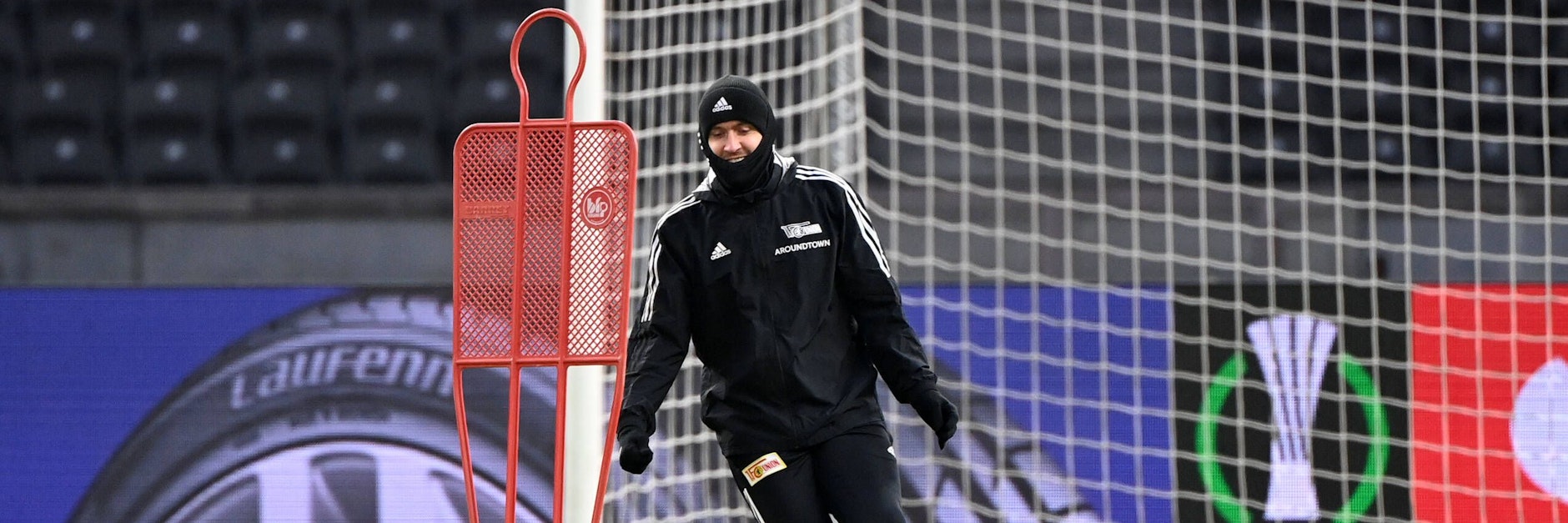 Nein, das ist kein Ninja-Krieger. Sondern Unions Stürmer Max Kruse, der sich im bitterkalten Olympiastadion auf das Endspiel gegen Slavia Prag in der Conference League vorbereitete.
