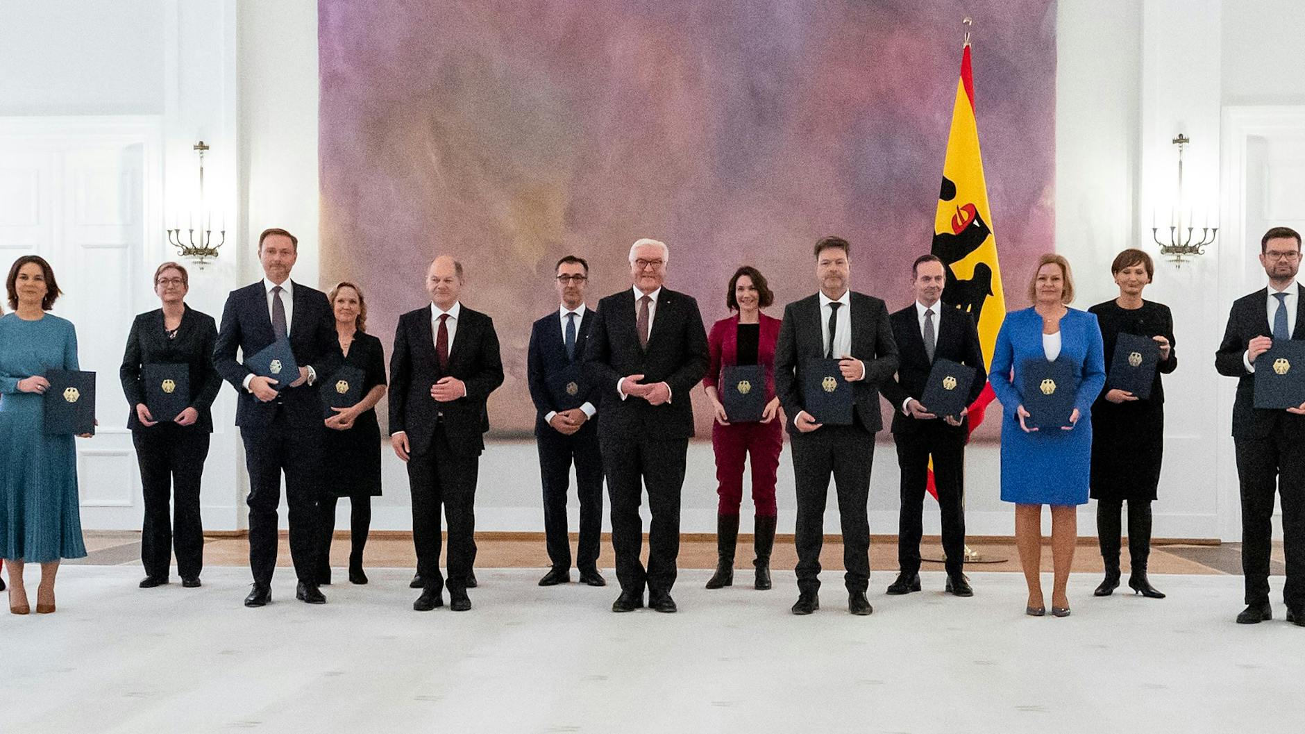 Bundespräsident Frank-Walter Steinmeier (Bildmitte) hat den Mitgliedern der neuen Bundesregierung im Schloss Bellevue ihre Ernennungsurkunden überreicht.